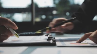 Modern ofiste proje üzerinde çalışan iş ekibini kapatın..