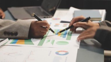 İş yerindeki iş planlarını tartışan işadamlarının kapatılması