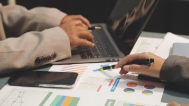 Ofiste dizüstü bilgisayar ve dijital tabletle çalışan iş adamı