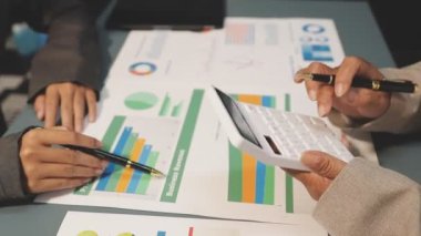 Modern ofiste iş planlarını tartışan iş adamlarını kapatın. İş ekibi ofiste çalışıyor..