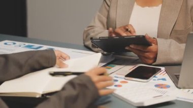 Finans grafiği ile iş ekibi toplantısı masada.