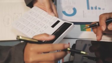İş adamı hesap makinesinde hesap makinesi kullanıyor.
