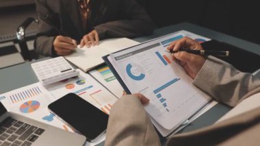 İş kadını ofiste çalışmak için dizüstü bilgisayar kullanıyor.