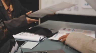 Ofiste bir proje üzerinde çalışan iş adamları