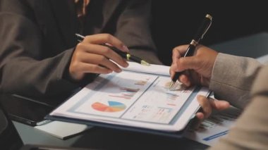 İş adamları işyerlerinde mali tabloları tartışıyor