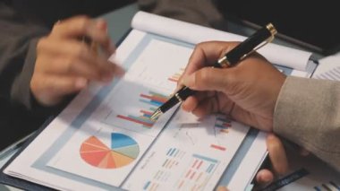 İş adamı iş verilerini analiz ediyor.