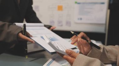 İş adamları birlikte çalışıyor.