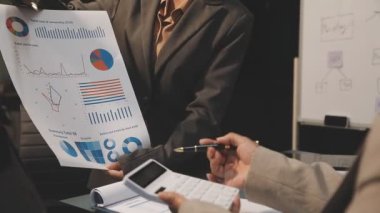 İş adamı dizüstü bilgisayardaki çizelge ve grafikleri analiz ediyor