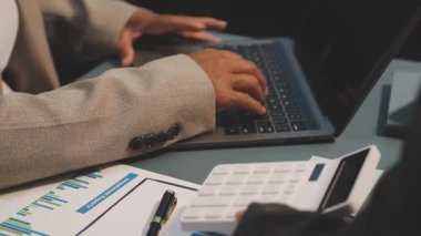 İş adamları toplantı ve tartışma konsepti, dizüstü bilgisayar ve tablet bilgisayar üzerinde çalışma