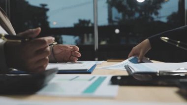 İş adamları finansal raporla çalışma