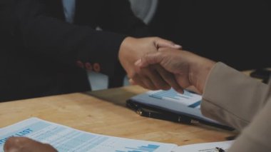 İş adamları el sıkışıyor, kontrat toplantısını bitiriyor.
