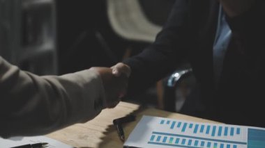 ofiste tokalaşırken işadamı