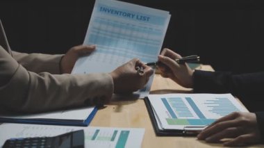 Modern ofis, takım çalışması ve ortaklık konseptinde birlikte çalışan iş ekibi.