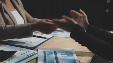 Ofiste çalışan iş ekibini kapatın.