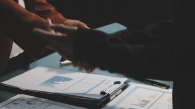 İş adamları el sıkışıyor, toplantıyı bitiriyor.