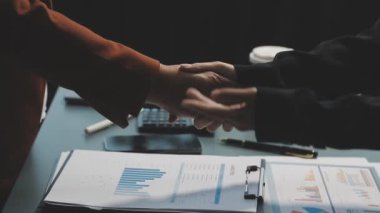 Finansal veriler tartışırken iş takım