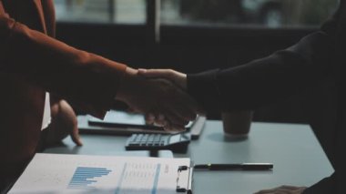 Kapat. İş ekibi yeni iş ortağıyla tokalaşıyor.