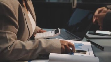 İş adamları el sıkışıyor, toplantı yapıyor, iş anlaşması yapıyor.