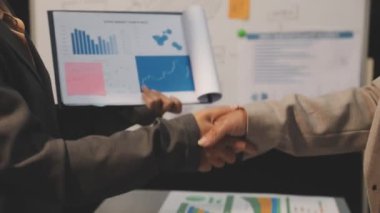 ofiste tokalaşırken işadamı