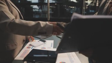 iş ekibi yeni bir proje üzerinde çalışıyor