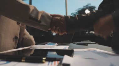 İş ekibi el sıkışıyor, takım çalışması kavramı