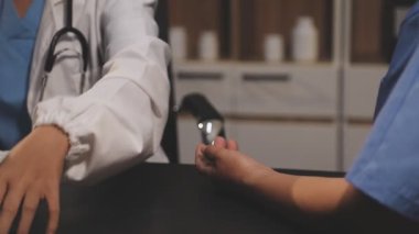 Doktor hastayı tutuyor.