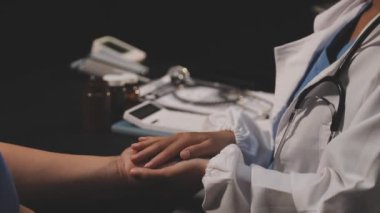 Doktor kan basıncını ölçüyor.