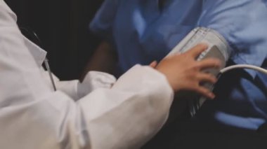 Doktor kan basıncı ölçüyor.