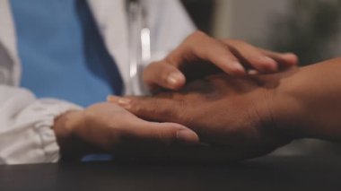 Erkek doktor ofiste el ele tutuşuyor..