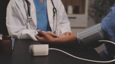 Kalp atışını tutan bir doktorun eline yakın çekim.