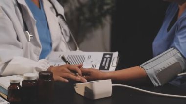 Doktor stetoskop bir hastayla holding