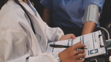 Doktor elinde bir dosya tutuyor.