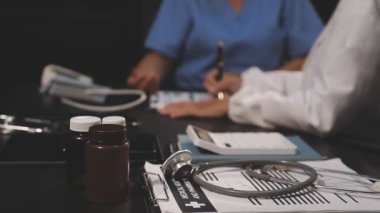 Doktor panoya notlar yazıyor.