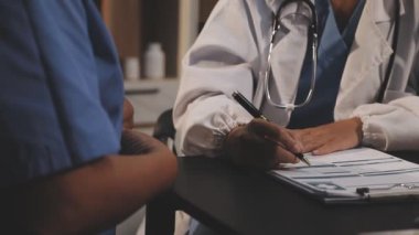 Doktor panoya notlar yazıyor.