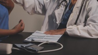Doktor hasta basıncını kontrol ediyor.
