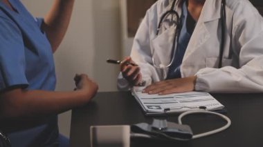 Doktor ve hasta görevdeler.