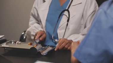 Doktor klinikteki kan basıncını ölçüyor.