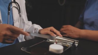 Doktorun elinde steteskop olan bir doktor..