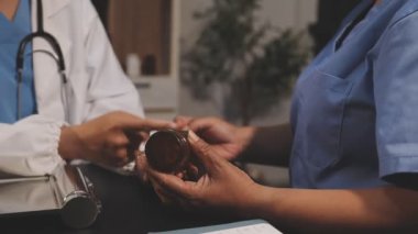 Doktor el ele tutuşma ilacı