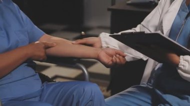 Doktor hastaya elden danışmanlık yapıyor