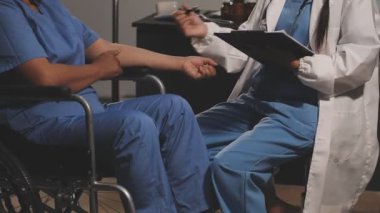 Tıbbi ekip masaya oturuyor ve tartışıyor..