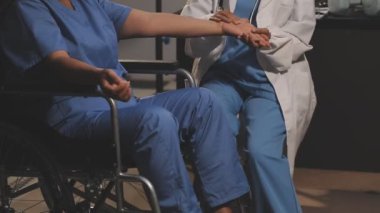 Doktor ve hemşire hastanede.