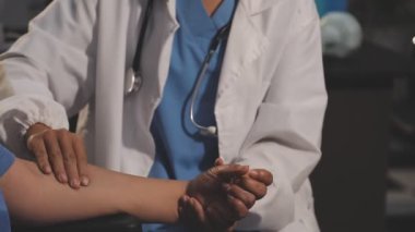 Doktor hastayı elle muayene ediyor.