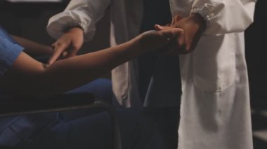 Doktor ve kadın hasta hastanede.