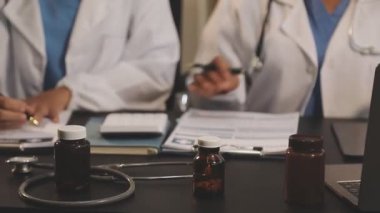 Laboratuvarda bir laptop ve steteskopla çalışan tıbbi personel..