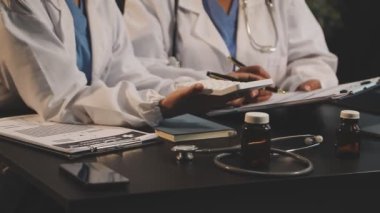 Hastanedeki hastayla birlikte çalışan tıp doktoruna yakın durun..