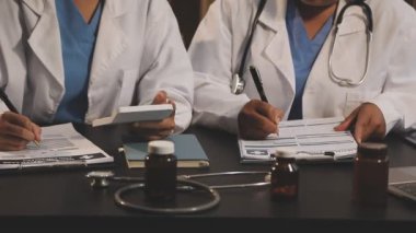 Doktorlar hastanede masa başında çalışıyor.