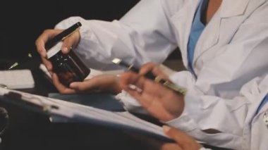 Doktor elinde bir dosya tutuyor.