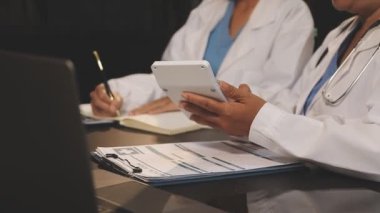 Doktorlar tıbbi sorunları tartışıyor