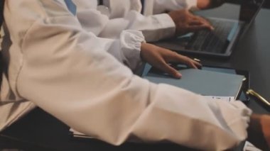 Doktor hastanede panosuna yazma